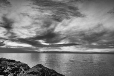 Denizin üzerinde güzel bir gün batımı, Toskana, İtalya