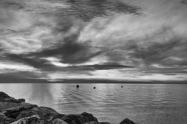 Denizin üzerinde güzel bir gün batımı, Toskana, İtalya