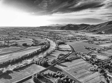 Tepenin yakınındaki Arno nehrinin panoramik manzarası, hava manzarası..