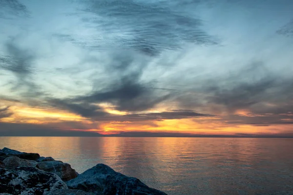 Piękny zachód słońca nad morzem, Toskania, Włochy — Zdjęcie stockowe