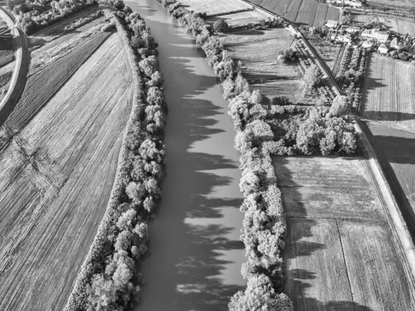 Vista aérea del río Arno entre campos cultivados — Foto de Stock