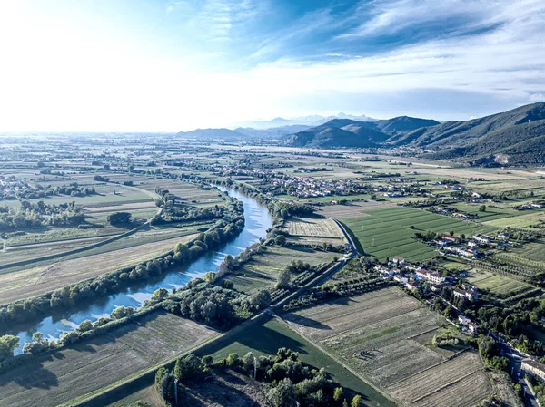 Vista panorámica del río Arno cerca de la colina, vista aérea . — Foto de Stock
