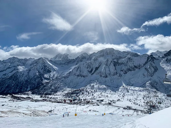 Wunderschönes panorama der schneebedeckten berge der tonale pa — Stockfoto