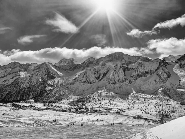 Wunderschönes panorama der schneebedeckten berge der tonale pa — Stockfoto