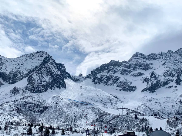 Wunderschönes panorama der schneebedeckten berge der tonale pa — Stockfoto