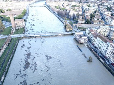 Sel sırasında Arno Nehri 'nin havadan görünüşü, Pisa, İtalya