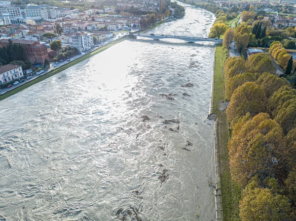 Widok z lotu ptaka na Pizę i rzekę Arno podczas powodzi, Toskania, — Zdjęcie stockowe