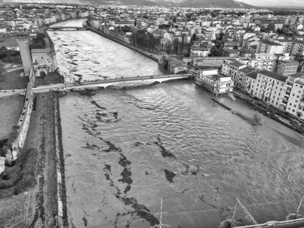 Luchtfoto van Pisa en de rivier de Arno tijdens een overstroming, Toscane, — Stockfoto