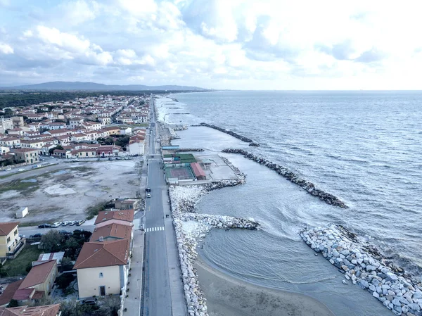 Widok z lotu ptaka na wybrzeże Marina di Piza, Toskania, Włochy — Zdjęcie stockowe