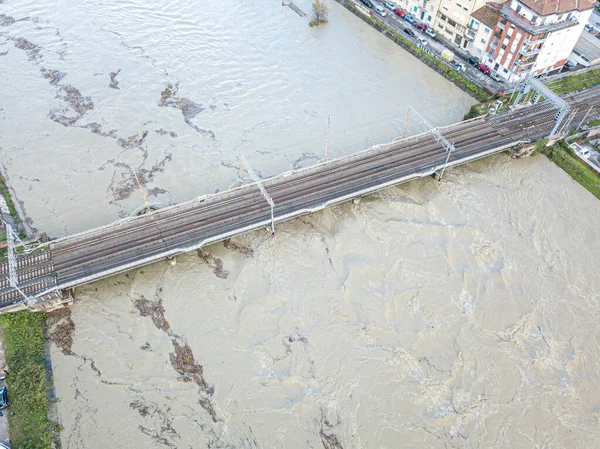 Swallen river under the train 's bridge, Pisa, Itália — Fotografia de Stock