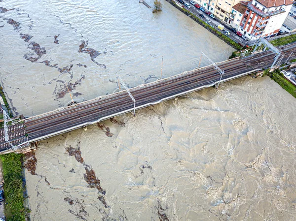 Swallen river under the train's bridge, Pisa, Italy — Stock Photo, Image