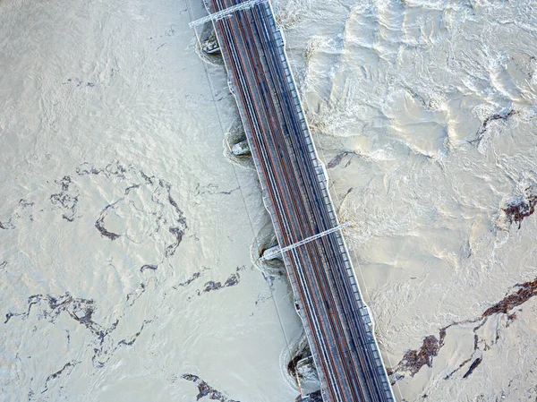 Swallen river under the train 's bridge, Pisa, Itália — Fotografia de Stock