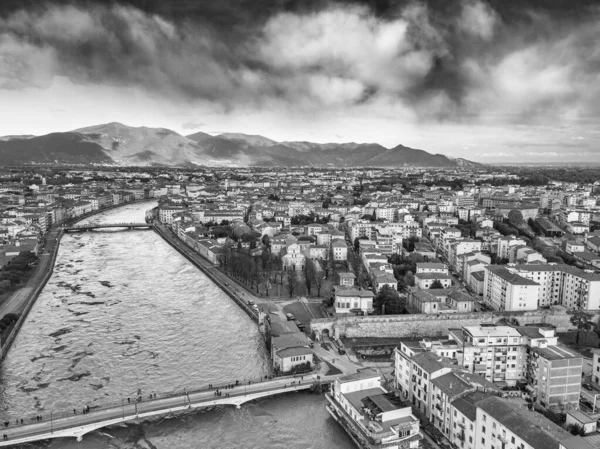 Vista aérea do rio Arno durante a inundação, Pisa, Itália — Fotografia de Stock