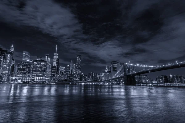 Нижний Манхэттен ночью, Нью-Йорк — стоковое фото