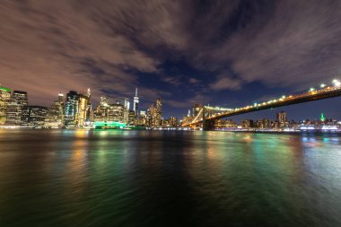 Manhattan siluetinin ve gece Brooklyn Köprüsü 