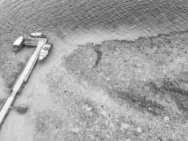 Veduta aerea del bacino di attracco delle barche e della barriera corallina intorno — Foto Stock