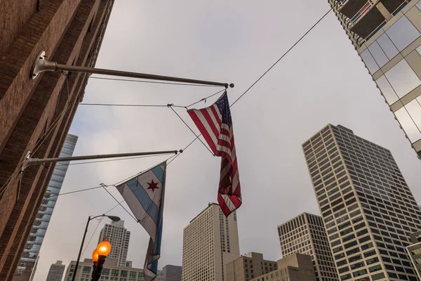 Viftande flaggor i staden Chicago och Förenta staterna — Stockfoto