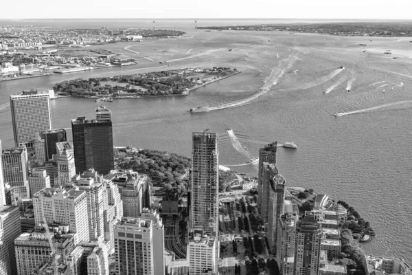 Vista aérea de rascacielos en el bajo Manhattan — Foto de Stock