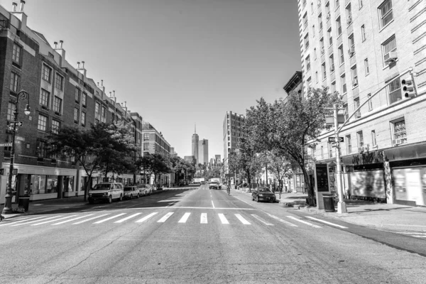 In the streets of South Manhattan, in the distance the most famo — Stock Photo, Image