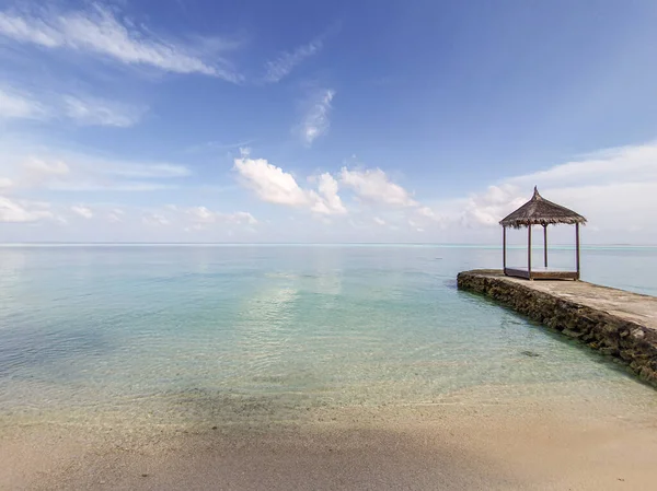 Mar cristalino, cielo azul, paraíso de las Maldivas —  Fotos de Stock