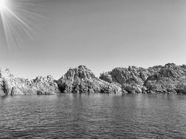 Costa rochosa e mar cristalino, Sardenha, vista de barco — Fotografia de Stock