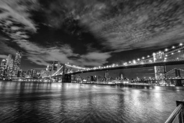 Manhattan ve Brooklyn köprüsünün silüeti, gece görüşü