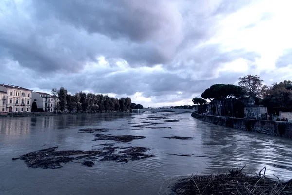 View of the Arno river  during the swollen — Stock Photo, Image