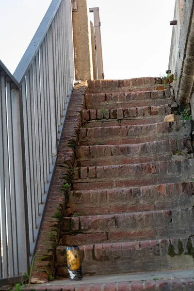Staré cihlové schody a chátrání, špína ve městě — Stock fotografie