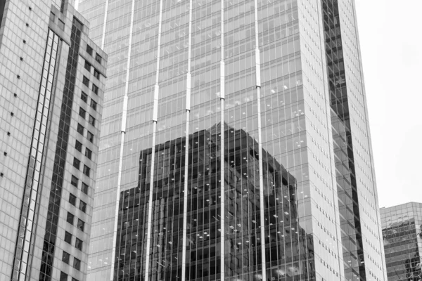 Felhőkarcolók tükröződik a pohár más felhőkarcolók, Chica — Stock Fotó