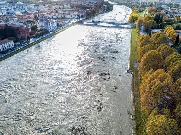 Veduta aerea di Pisa e del fiume Arno durante un'alluvione, Toscana , — Foto Stock