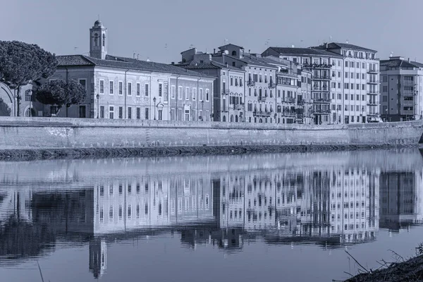 Solnedgång på stranden av floden Arno, Pisa, Italien. — Stockfoto