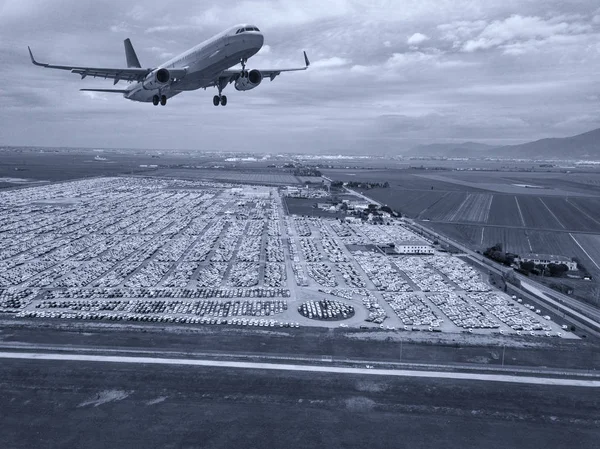 大規模な駐車場を離陸中の飛行機 — ストック写真