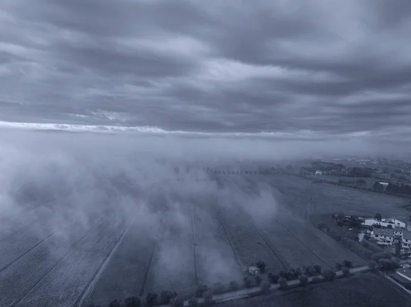Nuvole e nebbia sulla città, Toscana — Foto Stock