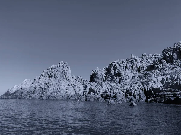 Klippig kust och kristallklart hav, Sardinien, utsikt från båten — Stockfoto