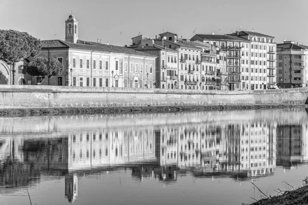 Puesta de sol a orillas del río Arno, Pisa, Italia . — Foto de Stock