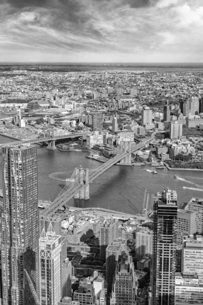 Vista aérea de Manhattan con sus puentes, Brooklyn Bridge y Manh — Foto de Stock