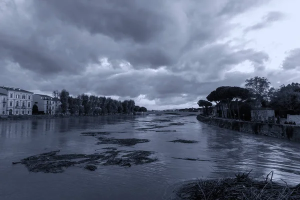 Blick auf den Arno während der angeschwollenen — Stockfoto