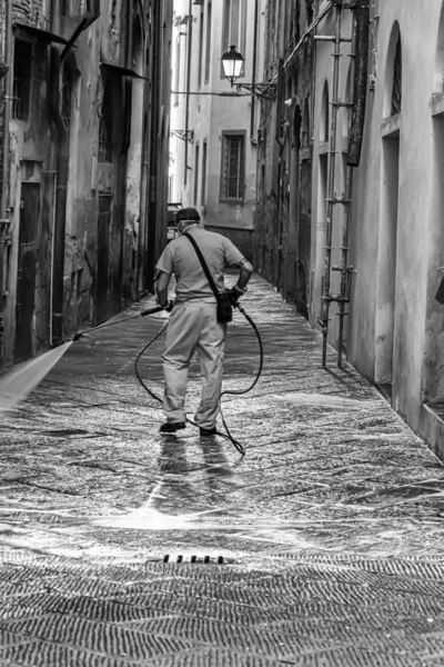 Уборщик улиц на работе рано утром — стоковое фото