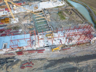 Eş olarak ağır makineleri olan bir inşaat alanının havadan görüntüsü