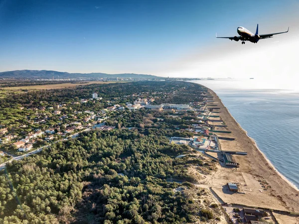 Vue aérienne d'un aéronef pendant l'atterrissage — Photo