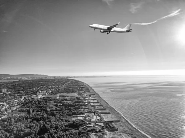 Luchtzicht van een luchtvaartuig tijdens de landing — Stockfoto