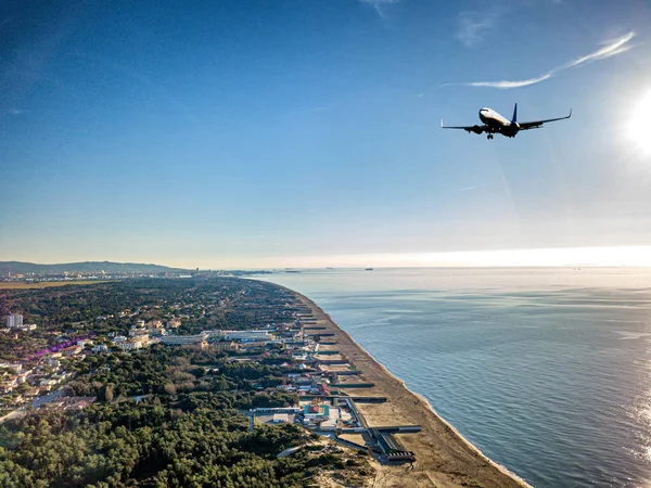 Vista aérea de uma aeronave durante a aterragem — Fotografia de Stock