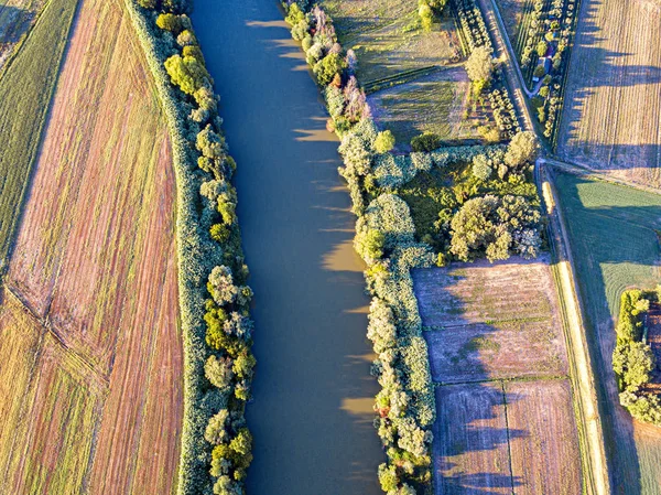 Vista aérea do rio Arno entre campos cultivados — Fotografia de Stock