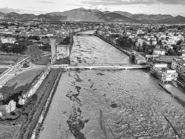 Aerial view of the Arno river during flood, Pisa, Italy — Stock Photo, Image