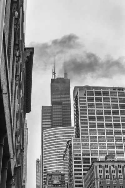 Nuvens sobre arranha-céus em Chicago — Fotografia de Stock