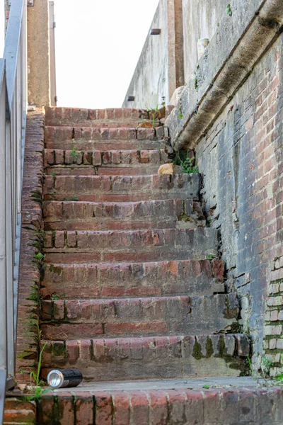 Viejas escaleras de ladrillo y decadencia, suciedad en la ciudad — Foto de Stock