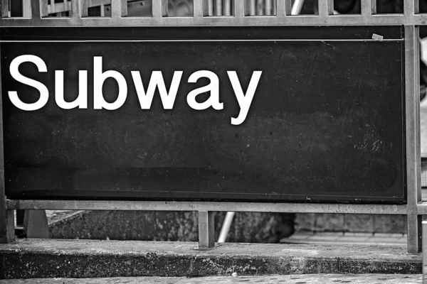 Subway station sign in New York City — Stockfoto