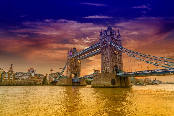 Puente de Londres al atardecer —  Fotos de Stock