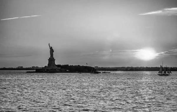 Silueta Estatua de la Libertad al atardecer —  Fotos de Stock