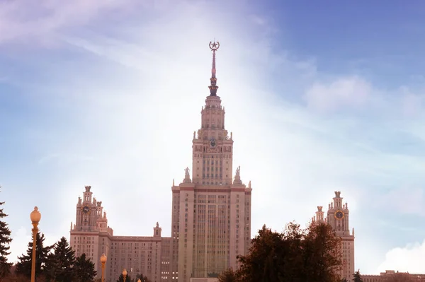 Moskauer staatliche universität gebäude in der russischen hauptstadt frontansicht i — Stockfoto
